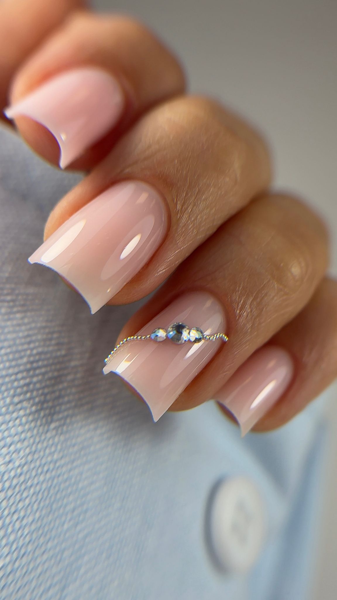 Réalisation onglerie professionnelle Nude Rosé Strass - Fougères