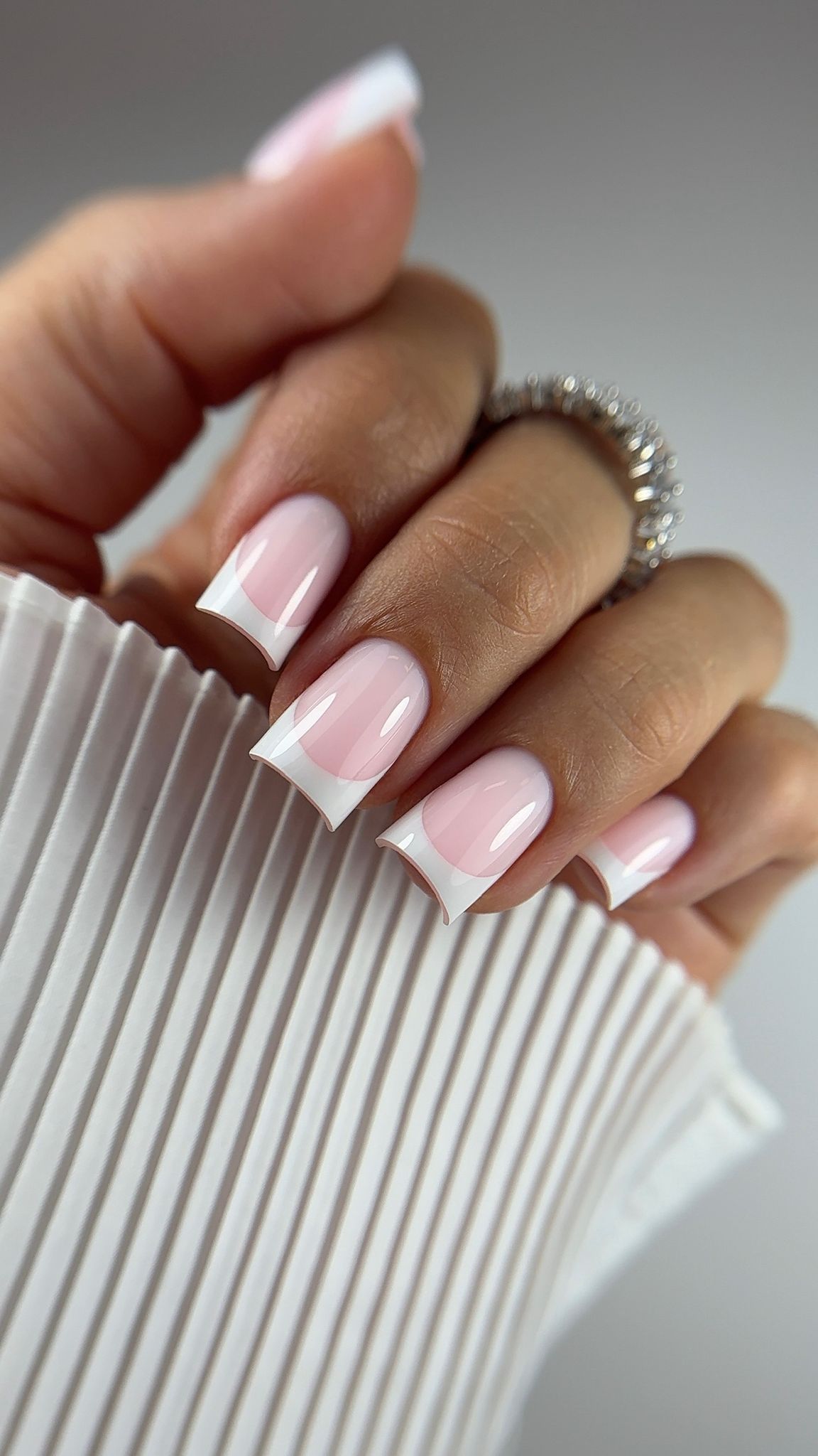 Réalisation onglerie professionnelle French Classique Rose - Fougères